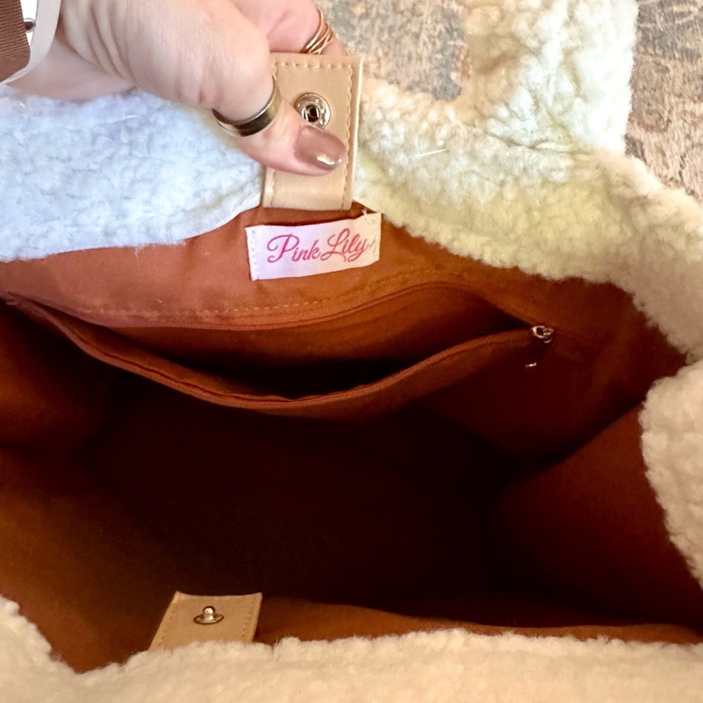 *NWOT* Pink Lily - Women's Sherpa Hand Bag Purse Tote - Picture 4 of 6